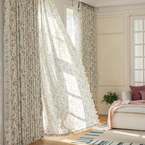 Romantischer Vorhang mit pastellfarbenen Aquarellblumen