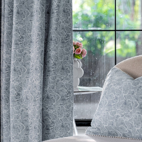 Blauer Vorhang mit pastellfarbenem Blumenmuster im romantischen Stil