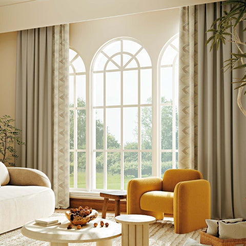 Strukturierter beiger Vorhang mit elegantem Chevron-Muster