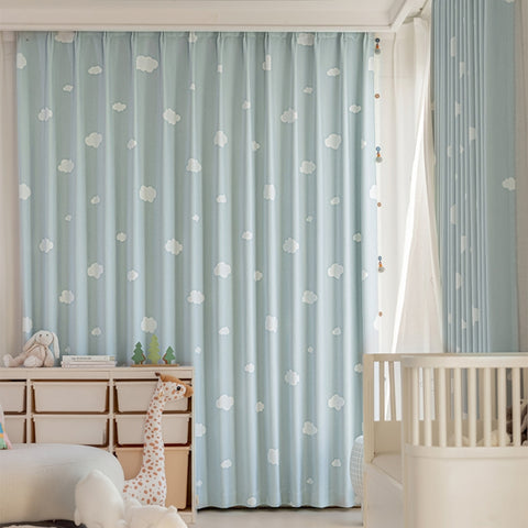 Blauer Kindervorhang mit weichem Wolkenmuster