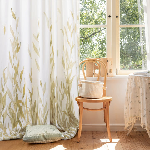 Weißer, durchsichtiger Vorhang mit bedruckten grünen Blättern für das Wohnzimmer