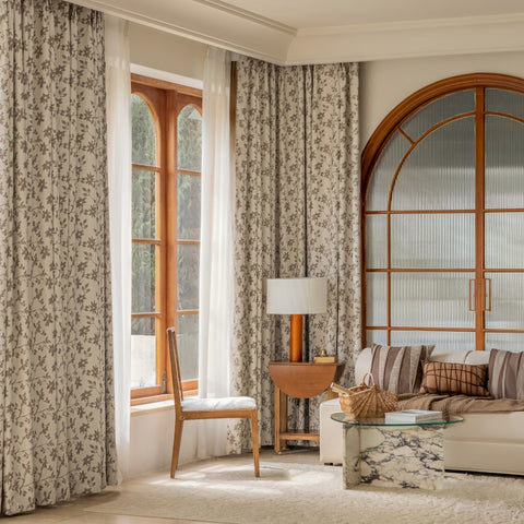 Verdunkelungsvorhang mit schwarzen Blumen aus glattem Chenille