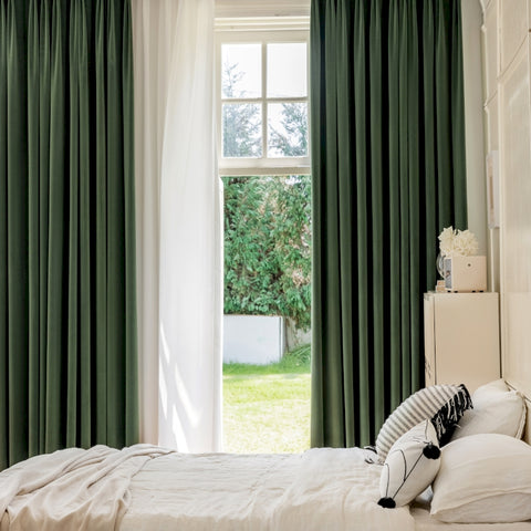 Eleganter Verdunkelungsvorhang aus glattem Samt in Dunkelgrün