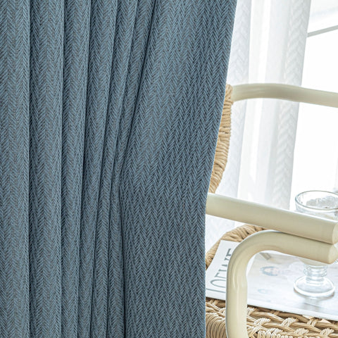Blauer Vorhang mit dickem Chevronmuster