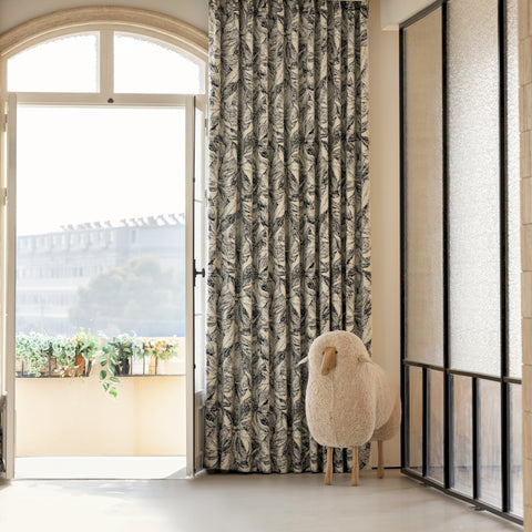 Wollvorhang mit schwarz-weißem Blumenmuster