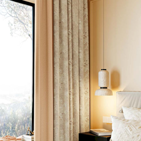Beigefarbener Ton-in-Ton-Vorhang mit Blumenmuster für das Schlafzimmer