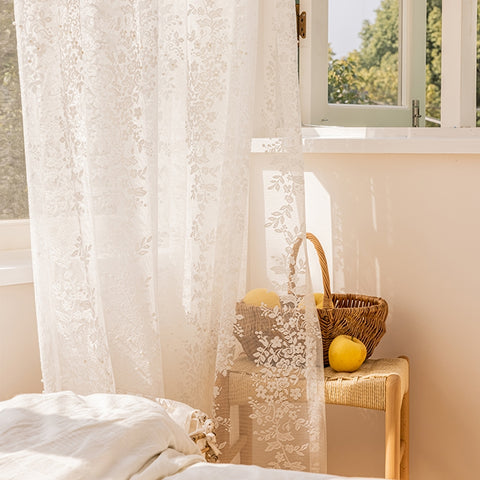 Transparentes Trend-Haus aus weißer Spitze