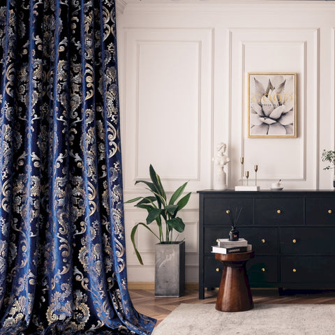 Marineblauer Barock-Samtvorhang mit goldenen Mustern