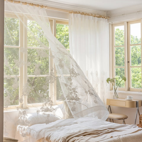 Weißer Schleier mit beigefarbenen Blumen im romantischen Stil für das Schlafzimmer