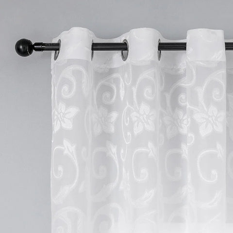 Weißer, transparenter Vorhang mit eleganten Mustern