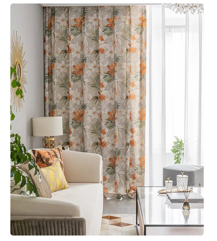 Grauer Vorhang mit orangefarbenen Blumenmustern