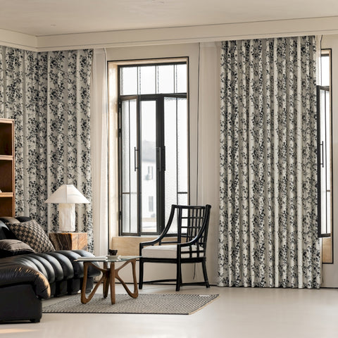 Schwarz-weißer, floraler Verdunkelungsvorhang für das Wohnzimmer