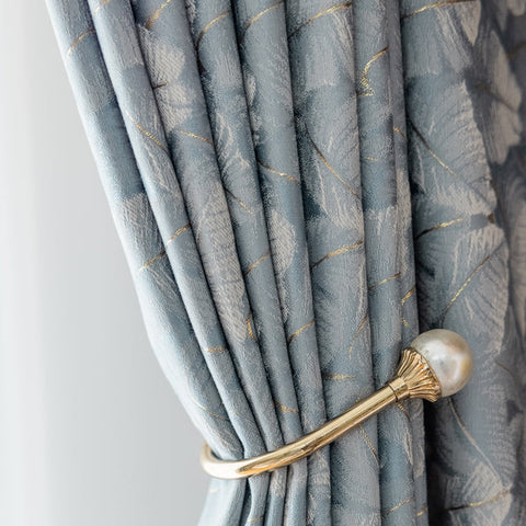 Blauer Vorhang mit goldenen Linien