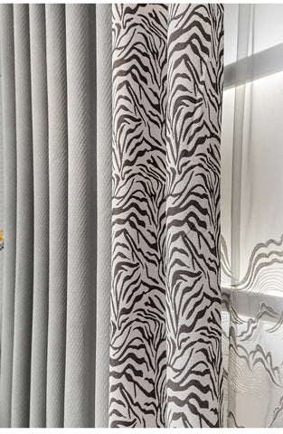 Grauer Vorhang mit Zebramuster