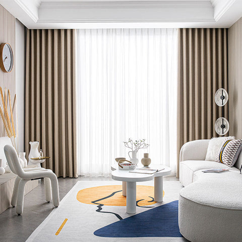 Modernes Wohnzimmer mit beigem Vorhang