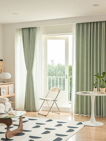 Heller samtgrüner Vorhang
