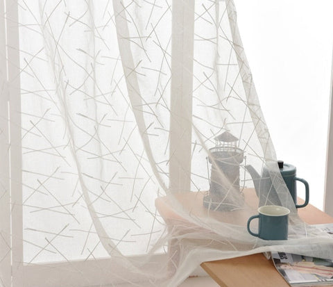 Weißer Voile-Vorhang mit Muster