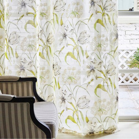 Transparenter Vorhang mit Blumenmuster