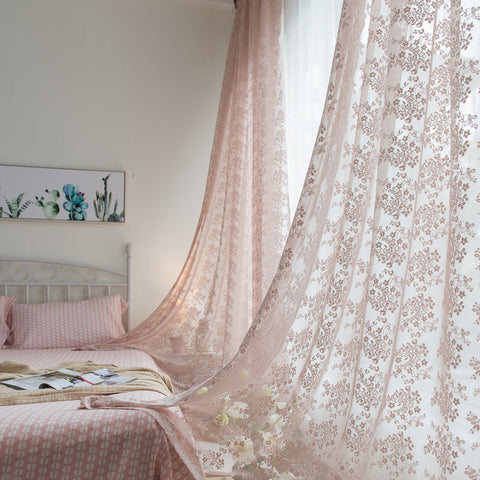 Rosa bestickter transparenter Stoff