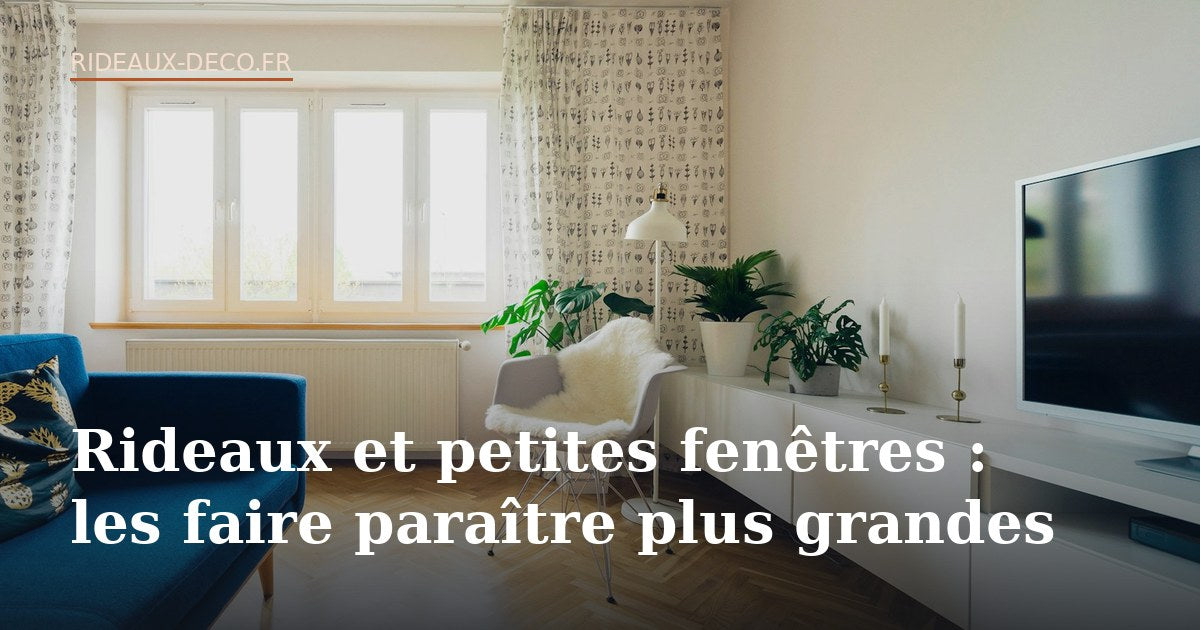 Petite fenêtre habillée de rideaux clairs posés haut et large dans un salon lumineux