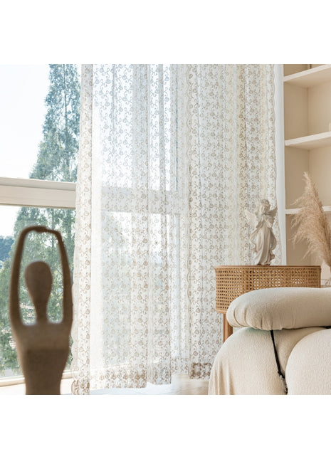 ein Wohnzimmer mit Sofa und Fenster