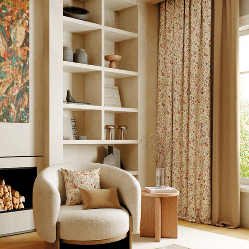 ein Wohnzimmer voller Möbel und einem Kamin