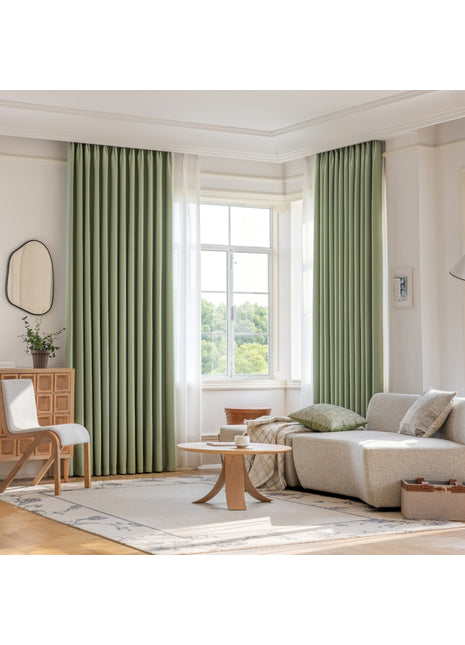 ein Wohnzimmer voller Möbel und einem großen Fenster