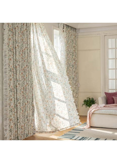ein Wohnzimmer mit Sofa und Fenster