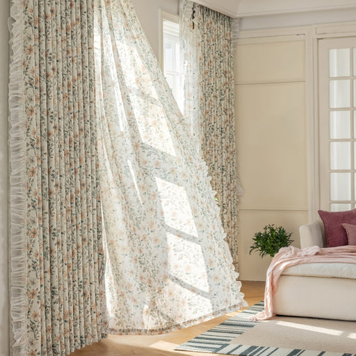 ein Wohnzimmer mit Sofa und Fenster