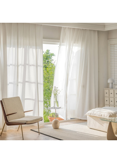 ein Schlafzimmer mit Bett, Stuhl und Fenster