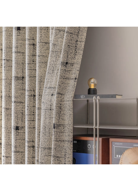 ein Zimmer mit einem Regal und einem Fenster mit einem Vorhang