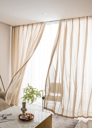 ein Wohnzimmer mit Sofa und Tisch