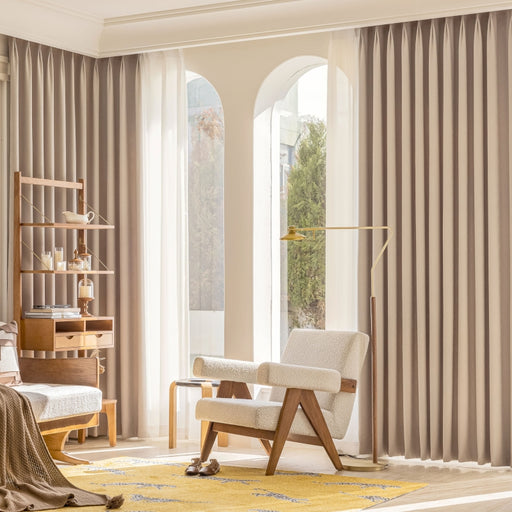 ein Schlafzimmer mit großem Fenster und einem Stuhl