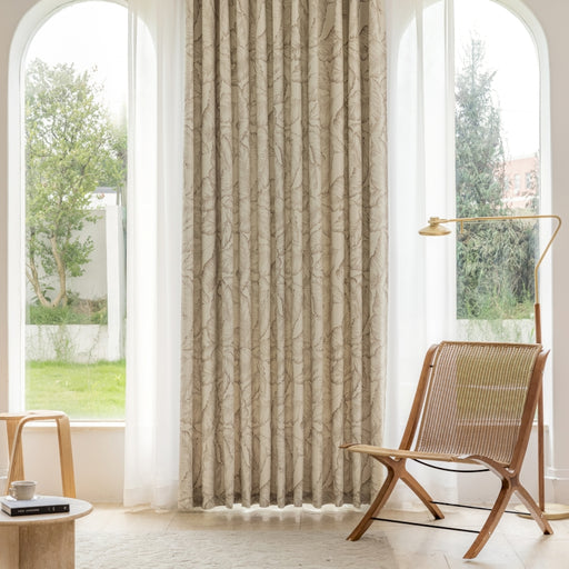 ein Stuhl vor einem Fenster