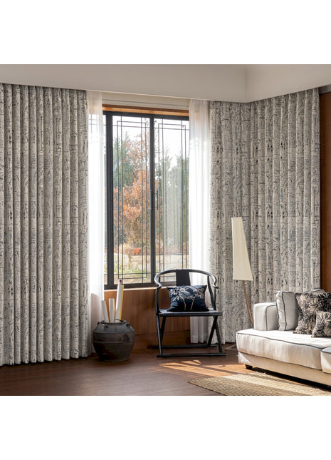 ein Wohnzimmer voller Möbel und einem großen Fenster