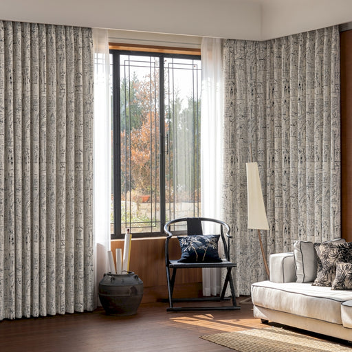 ein Wohnzimmer voller Möbel und einem großen Fenster