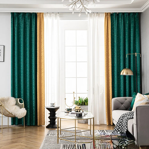 Wohnzimmer mit grünen und goldenen Vorhängen