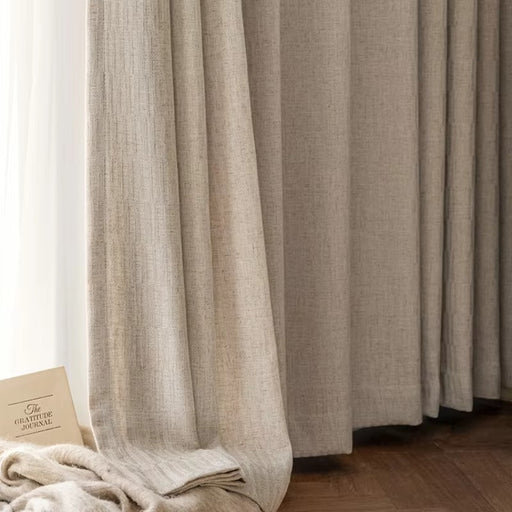 Ein Buch liegt auf einem Holzboden neben einem Fenster.