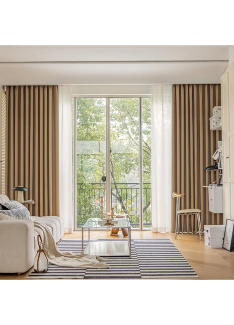 ein Wohnzimmer voller Möbel und einem großen Fenster