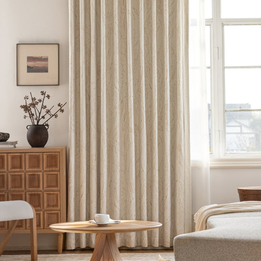 ein Wohnzimmer mit Sofa und Tisch