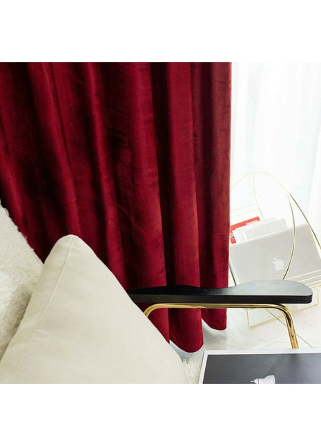 Rideau velours rouge bordeaux occultant suspendu dans une chambre chic
