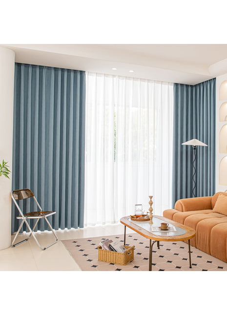 ein Wohnzimmer voller Möbel und einem großen Fenster