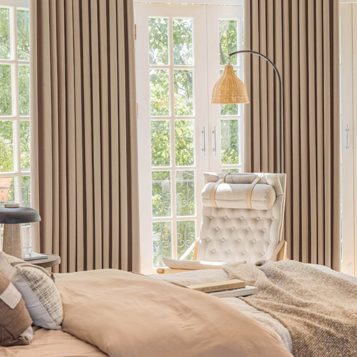 ein Schlafzimmer mit Bett, Stuhl und Fenster