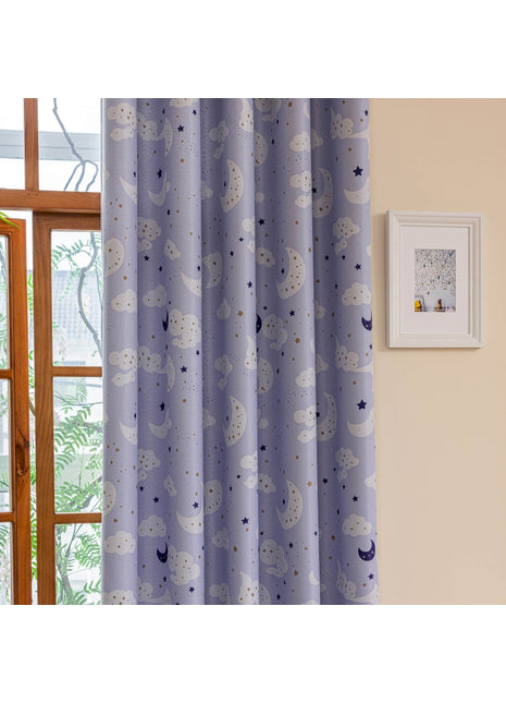 ein Zimmer mit Fenster und Vorhang