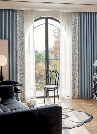 ein Wohnzimmer voller Möbel und einem großen Fenster
