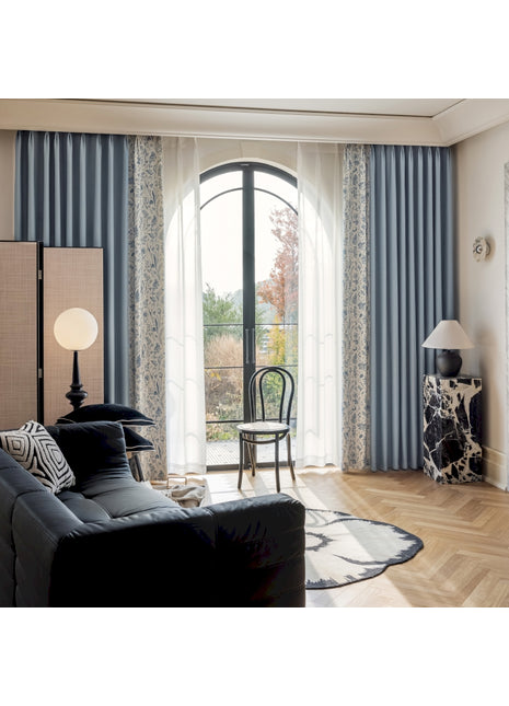 ein Wohnzimmer voller Möbel und einem großen Fenster