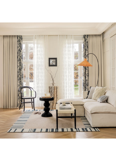 ein Wohnzimmer voller Möbel und einer Lampe