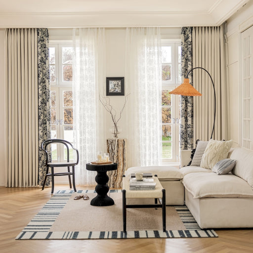 ein Wohnzimmer voller Möbel und einer Lampe