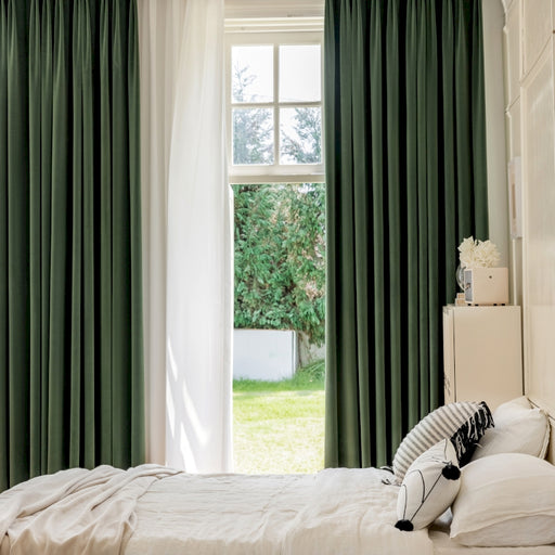 ein Schlafzimmer mit einem Bett und einem großen Fenster