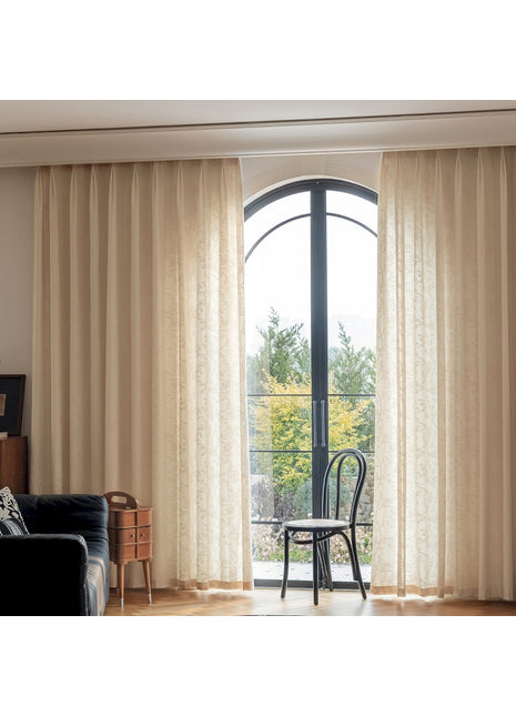 ein Wohnzimmer mit einem schwarzen Sofa und einem Sessel